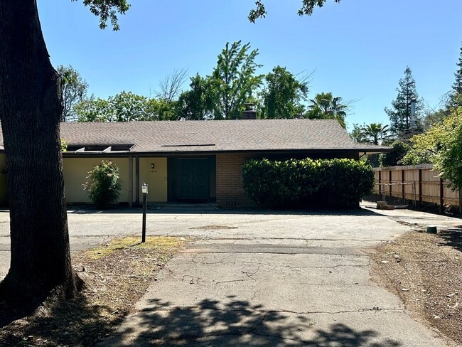 Building Photo - Sacramento Riverfront Home with Pool
