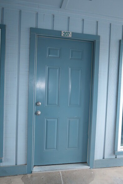 Apartment Entrance - 425 S Oak St