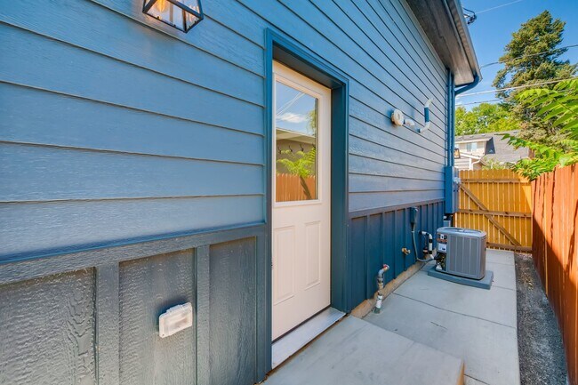 Building Photo - 2629 1/2 N Vine St