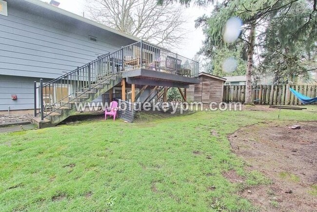 Building Photo - 4 Bed, 3 Bath Split Level Home in Sherwood