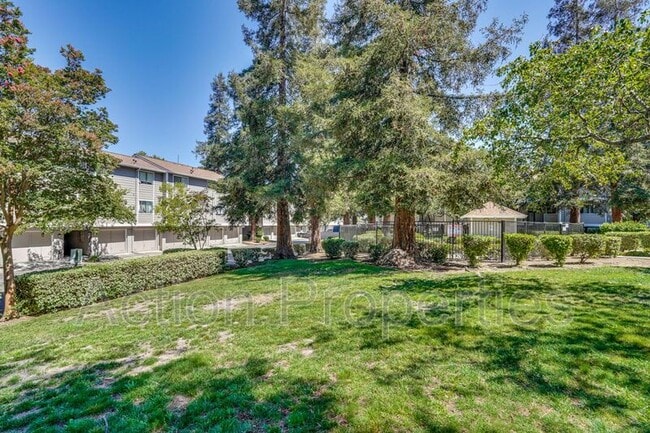 Building Photo - 297 Stonegate Cir