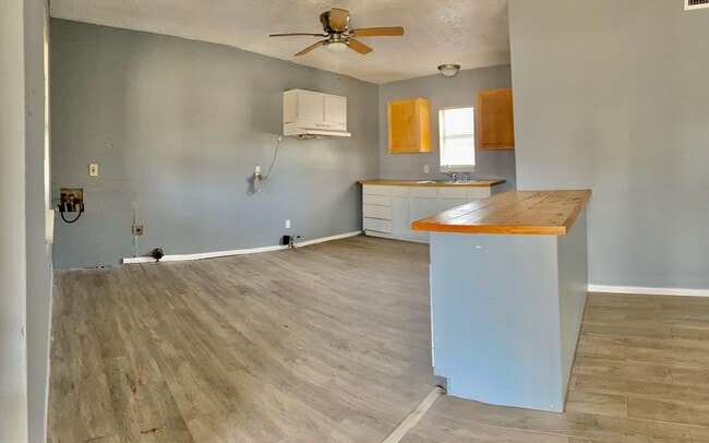 Building Photo - Handyman Special $0 First Month's Rent / “You fix, you SAVE BIG!!” Contact Mayshell for details: ...