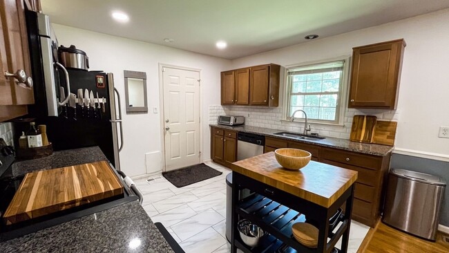 Building Photo - Updated Brick Ranch - Move In Ready!