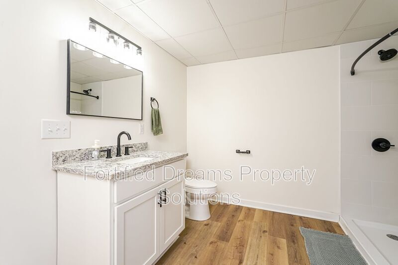 Building Photo - 2422 Queen St