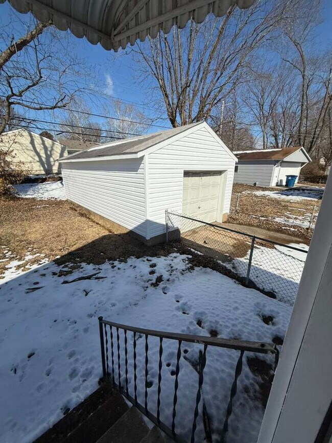 Building Photo - Charming 3-Bedroom, 1 bath Home with Lovely Hardwood Floors in St. Louis! Section 8 STRONGLY PREF...