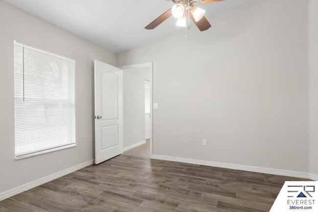 Building Photo - 734 Flora St