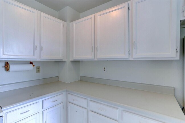 Building Photo - 2033 Gyros Cir