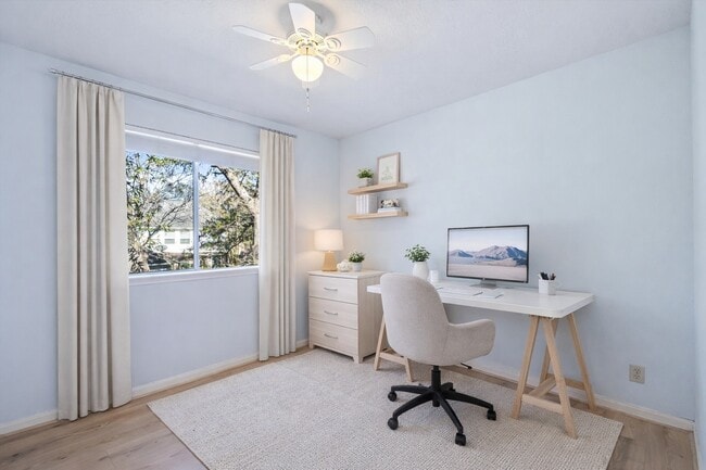 Building Photo - 2630 Lakeway Dr