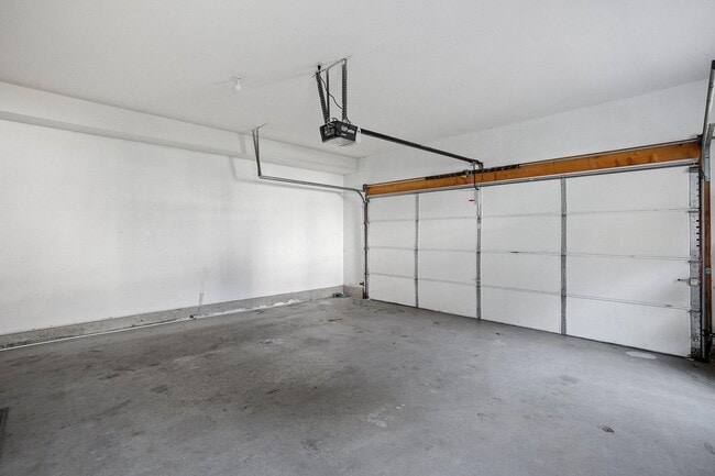 Building Photo - 131 Forest Hill Way