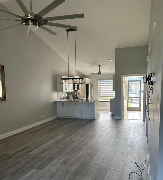 Building Photo - 7716 SE Sugar Sand Cir