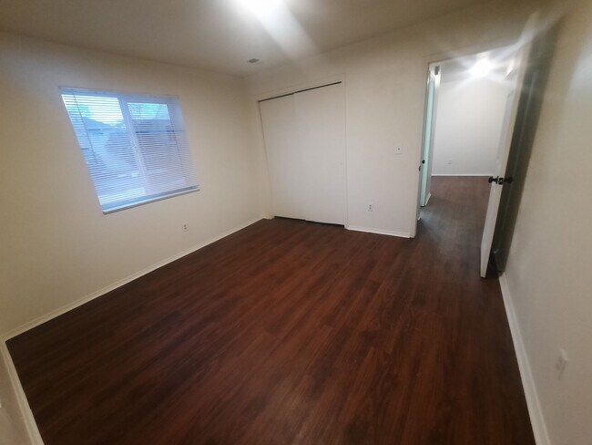 Building Photo - 1 bedroom apartment, walking distance to D...