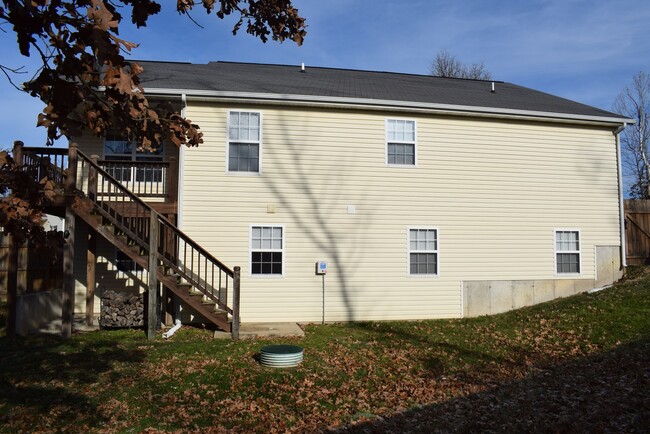 Building Photo - Beautiful spacious home in Waynesville