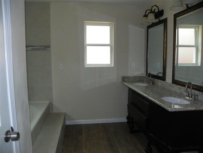 Building Photo - 18027 Bambriar Dr
