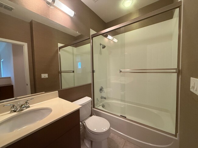 Building Photo - Modern 2 bedroom, 2.5 Bathroom Townhouse i...