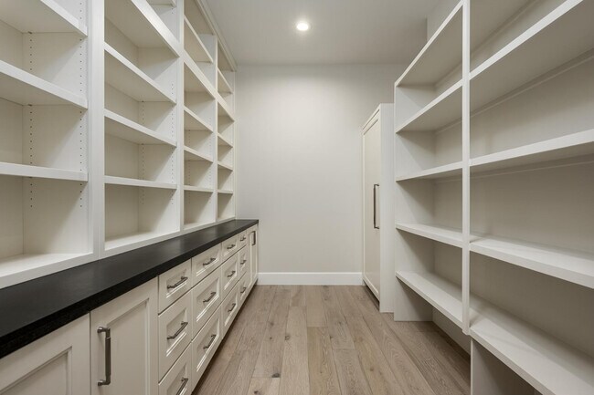 Building Photo - 6500 E Cactus Wren Rd