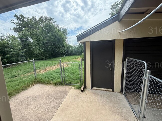 Building Photo - $1100 - 2 bedroom / 1 bathroom - Haysville...