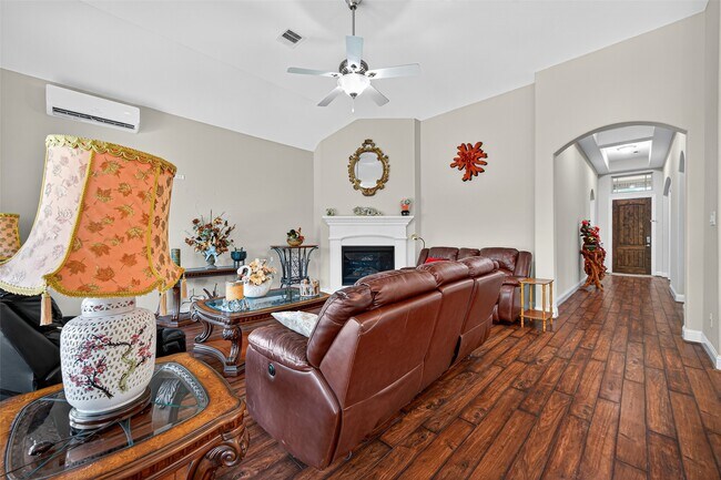 Building Photo - 15802 Pine Cone Ln