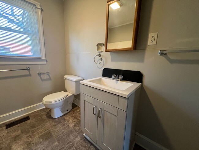 Building Photo - Ready to show!