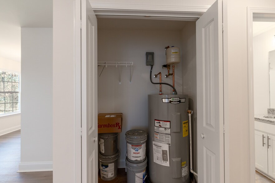 Building Photo - 812 Aubrey Ave