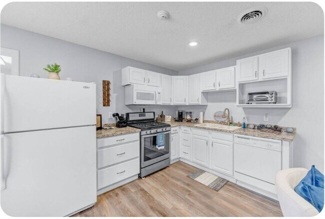 Building Photo - Furnished 1-Bedroom Apartment with Private Entrance and Free Laundry