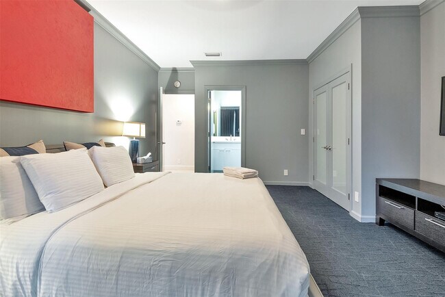 Building Photo - 3050 NE 43rd St