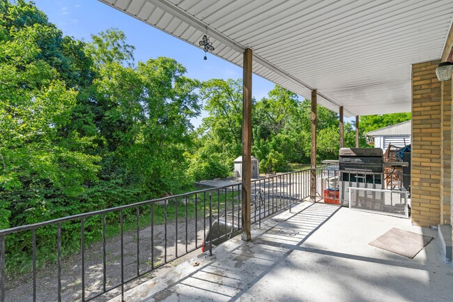 Building Photo - Updated Duplex In Brookline