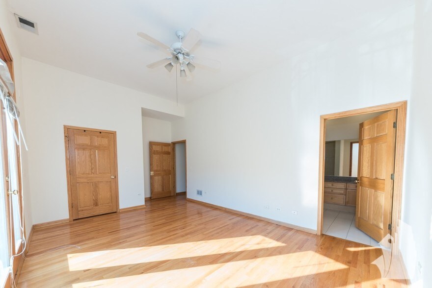 Building Photo - 2539 N Southport Ave