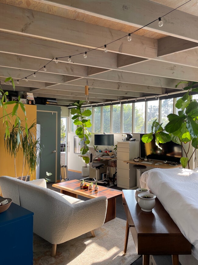 Studio Guest House - 872 Hanley Ave