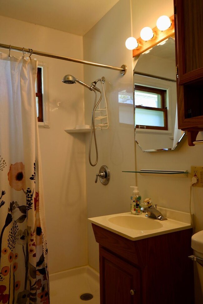 Building Photo - Furnished 2BR Home + Flex | Monona Home w/...