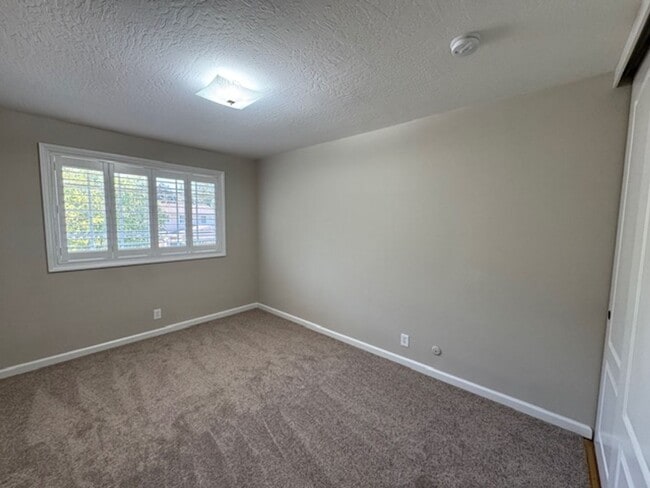 Building Photo - Gorgeous 2 story 5 bedroom home w/pool in ...