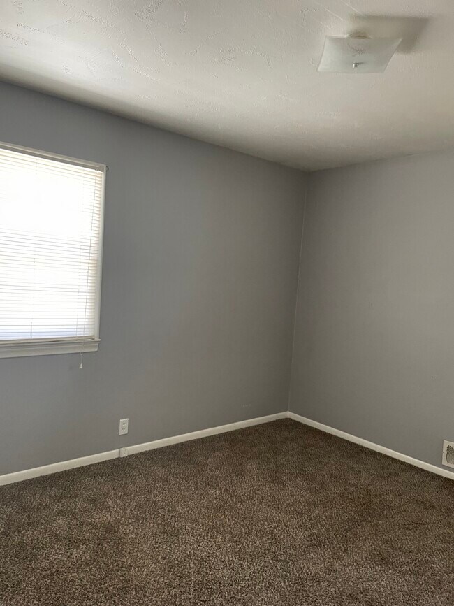 Building Photo - Blondo Street