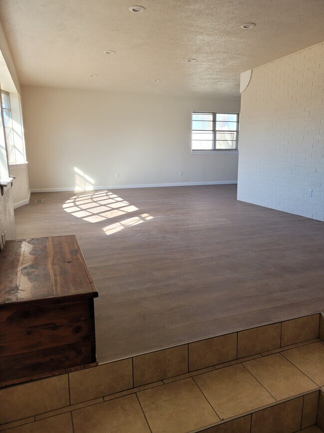 Building Photo - 8204 S Country Club Dr