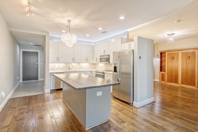 Building Photo - 333 W Trade St