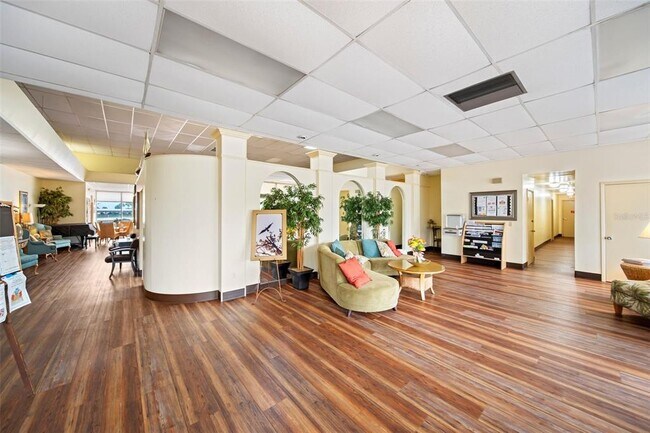 Building Photo - 4725 Cove Cir