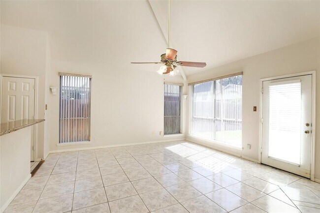 Building Photo - 10511 N Shadowdale Dr