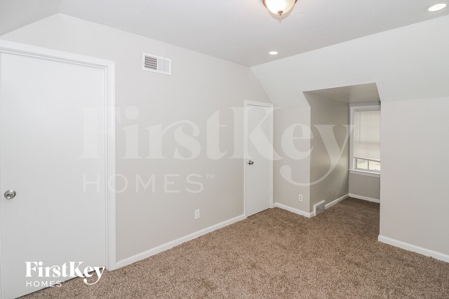 Building Photo - 5191 Kingswood Cove