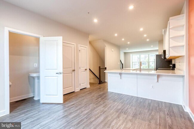 Building Photo - 228 S Newkirk St