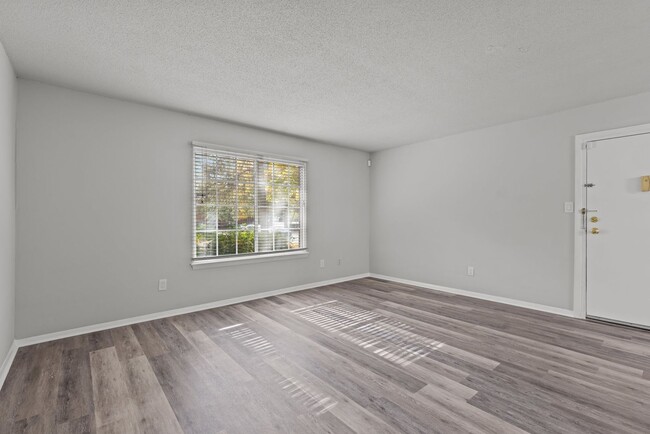 Building Photo - Newly Renovated 2-Bed, 2-Bath Apartment in...