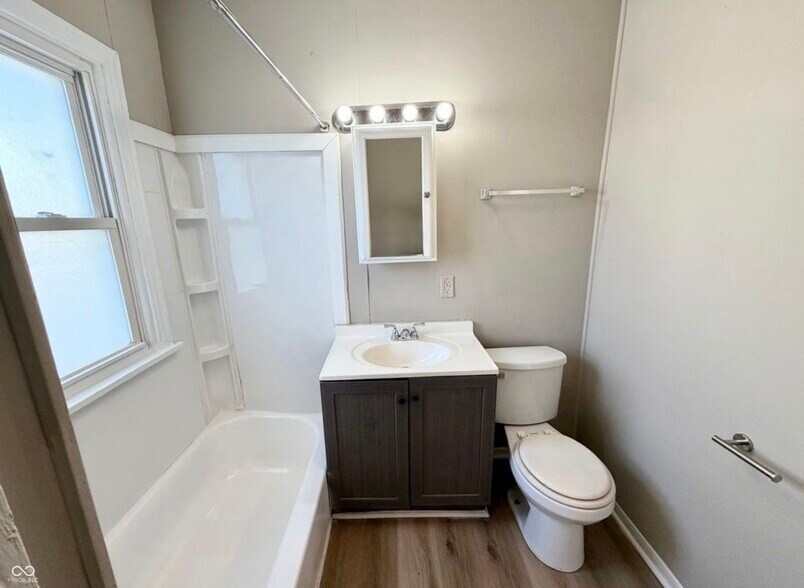 Building Photo - 4002 Rookwood Ave