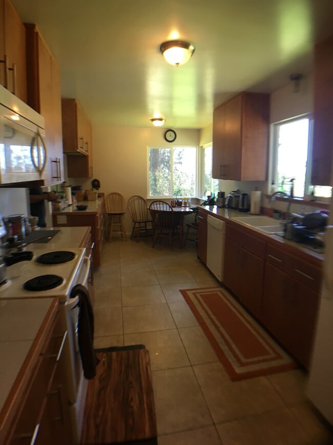 Building Photo - 221 Gillette Rd