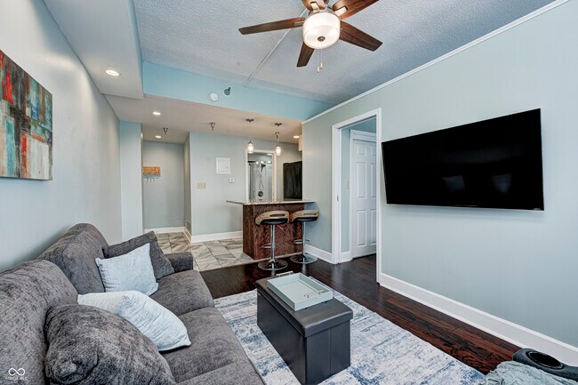 Building Photo - 230 E 9th St