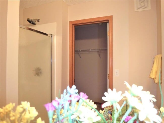 Building Photo - 9204 Holly Ln N