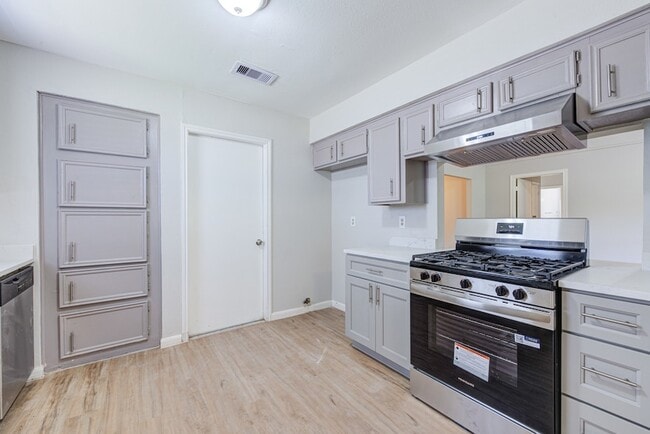 Building Photo - 2035 Deerhurst Ln