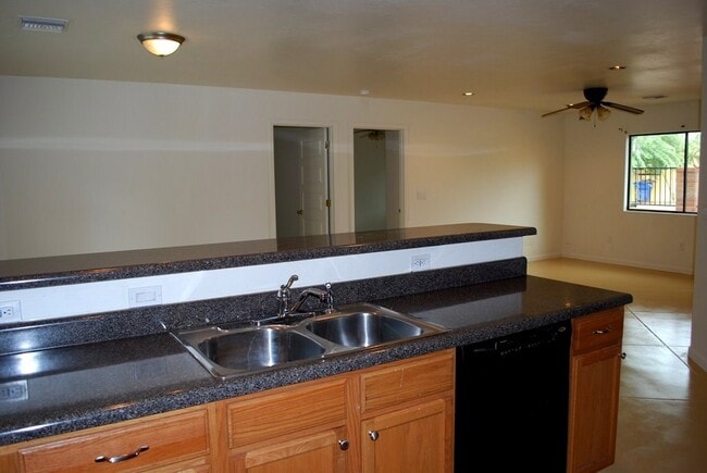 Building Photo - Modern 4 Bed 5 Bath Near UofA – Private Baths & Off-Street Parking