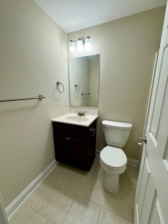 Building Photo - Spacious townhouse for rent in Bluestone H...