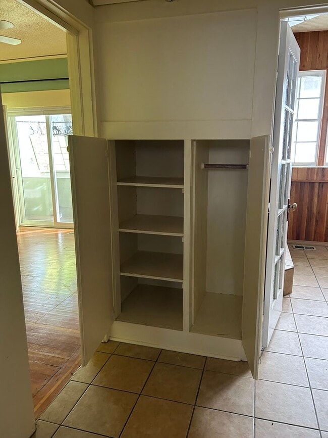 Building Photo - 1-Bedroom in Quiet 4-Plex near Ivywild