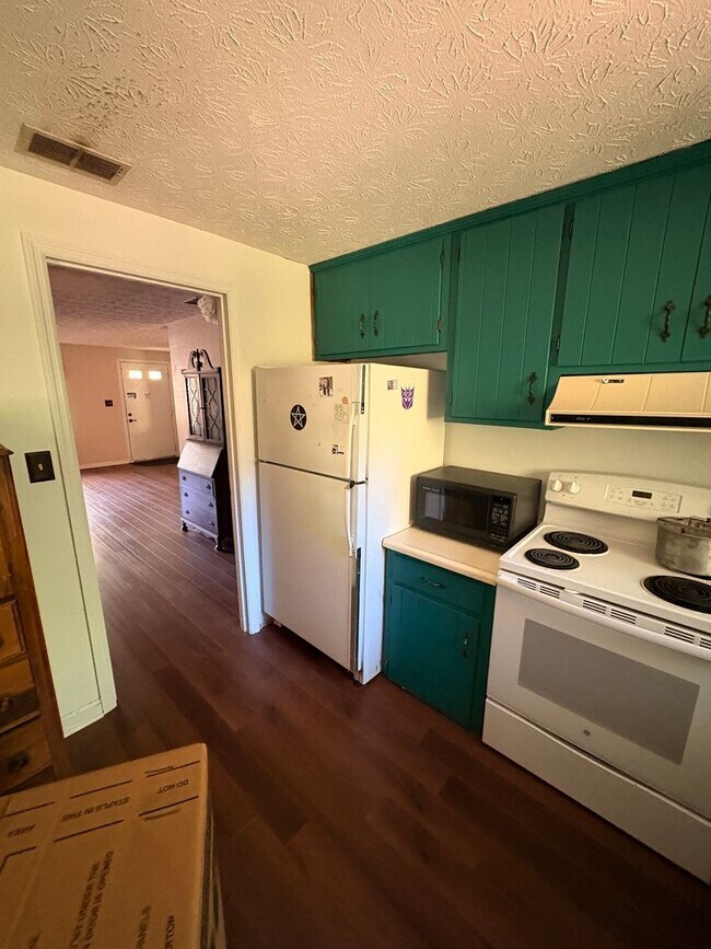 Building Photo - Charming 3 bed/2 bath Eastside Ranch w/ Potential early move in!