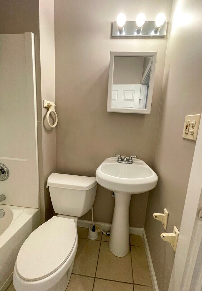 Building Photo - 2053 Robin St