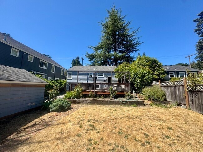 Building Photo - 3012 35th Ave W
