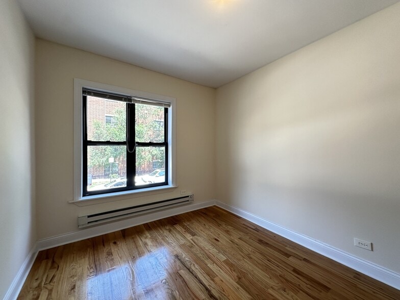 Building Photo - 938 W Cornelia Ave